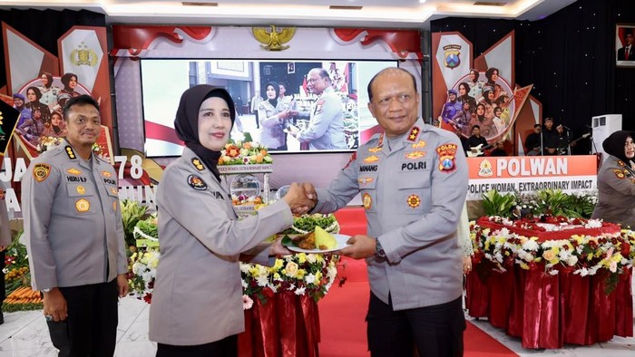 Kapolda Jatim Irjen Nanang Avianto saat perignatan Hari Jadi ke-78 Polwan