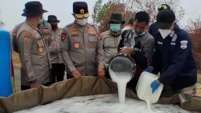 Polda Kalteng uji coba surfaktan Jepang untuk padamkan bara lahan gambut.