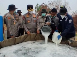 Apa Itu Surfaktan untuk Padamkan Api Karhutla? Begini Cara Kerjanya
