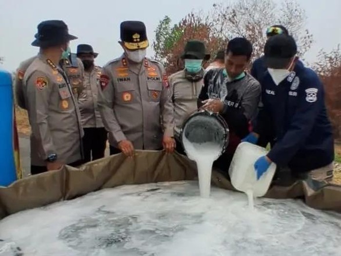Polda Kalteng uji coba surfaktan Jepang untuk padamkan bara lahan gambut.