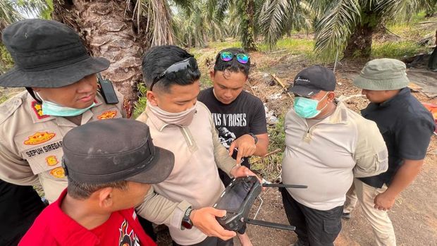 Polda Riau mengerahkan drone pemadam api tangani karhutla di Kabupaten Siak Polda Riau mengerahkan drone pemadam api tangani karhutla di Kabupaten Siak, Senin (7/9/2026).