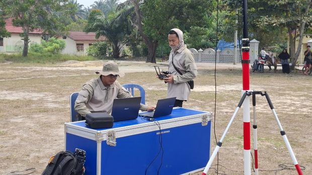 Polda Riau mengerahkan drone pemadam api tangani karhutla di Kabupaten Siak Polda Riau mengerahkan drone pemadam api tangani karhutla di Kabupaten Siak, Senin (7/9/2026).
