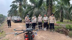 Polda Riau Kerahkan Drone Pemadam Api Tangani Karhutla di Siak
