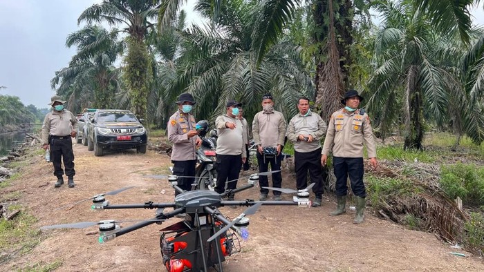 Polda Riau mengerahkan drone pemadam api tangani karhutla di Kabupaten Siak, Senin (7/9/2026).