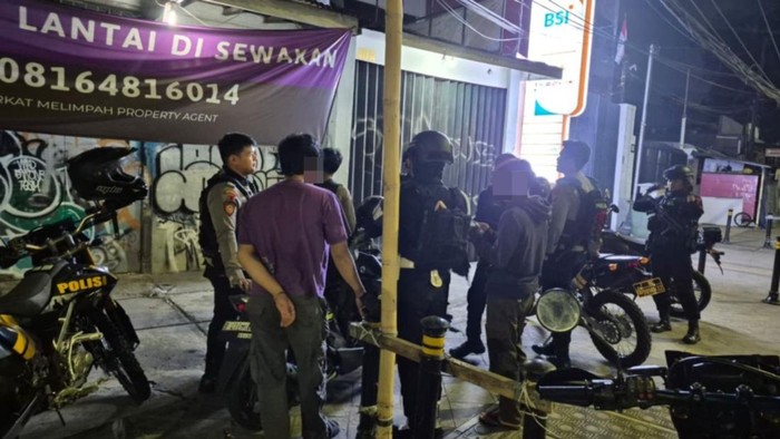 Polisi membubarkan tawuran di Cakung, Jakarta Timur. (Dok. Istimewa)