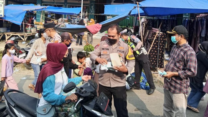Polisi membagikan masker kepada warga di Lampung Selatan