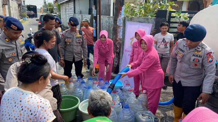 Polisi memberikan bantuan air bersih kepada warga