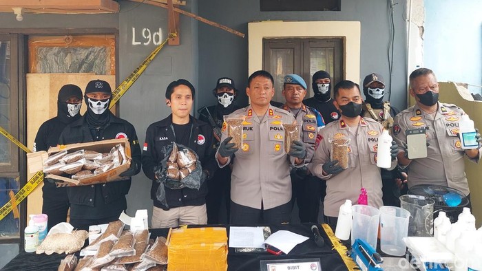 Polisi menunjukkan barang bukti tembakau sintetis dari home industri di KBB