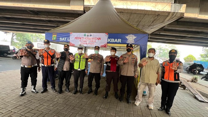 Polres Jakbar buka posko layani kesehatan warga terdampak abu vulkanik