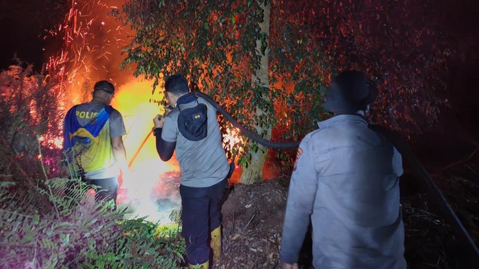 Polres Kepulauan Meranti berjibaku memadamkan karhutla siang dan malam, Selasa (8/9/2026).