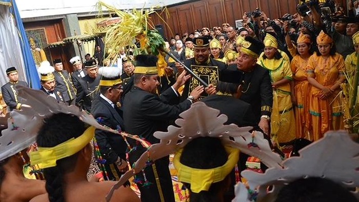 Prosesi mendirikan Tiang Ayu pada rangkaian Erau 2019. (dok DPRD Kab Kutai Kartanegara)