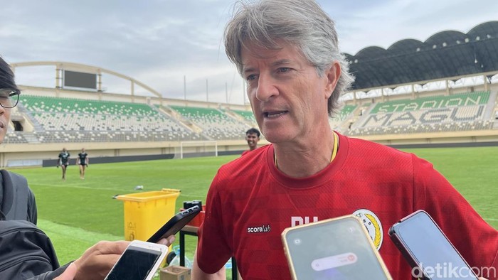 Pelatih PSS Sleman, Pieter Huistra di Stadion Maguwoharjo, Sleman, Selasa (8/9/2026).