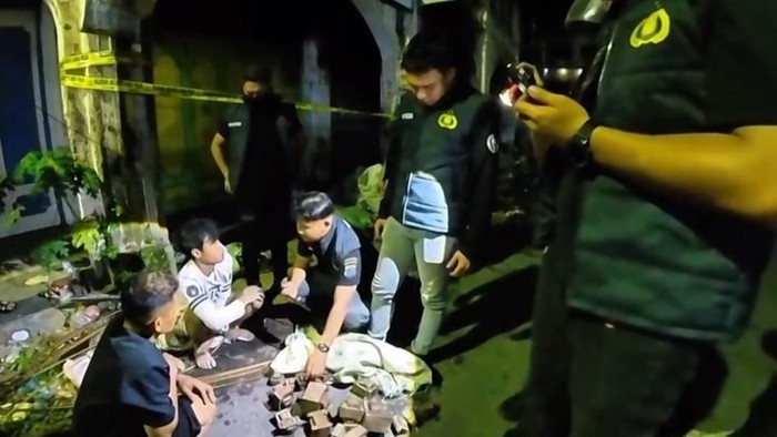 Polisi saat memergoki para pelaku pencurian besi di Pematangsiantar, Sumut.