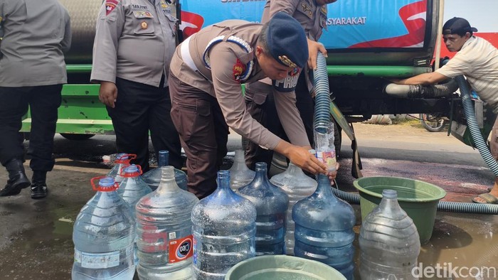 Sat Brimob Polda Jatim beri bantuan air bersih pada warga terdampak Lumpur Lapindo