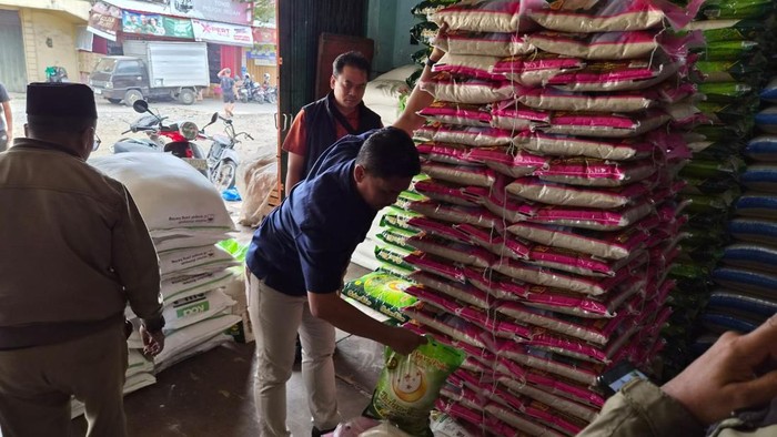 Satgas melakukan pengecekan beras ke pedagang dan distributor beras di Pasar Induk Among Tani, Kota Batu