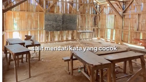 Ruang kelas SDN Mboeng yang berdinding bambu dan beralas tanah.