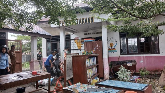 Proses pemadaman api gedung salah satu SDN di Dairi, Sumut, yang terbakar.