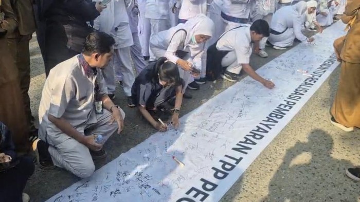 Sejumlah pegawai di RS AWS Samarinda menggelar aksi, Selasa (8/9) pagi mempertanyakan TPP yang belum turun selama 3 bulan
