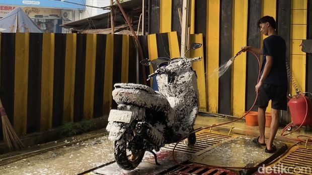 Sejumlah usaha cuci steam di Depok kebanjiran pelanggan usai erupsi Gunung Anak Krakatau Sejumlah usaha cuci steam di Depok kebanjiran pelanggan usai erupsi Gunung Anak KrakatauScreenshot