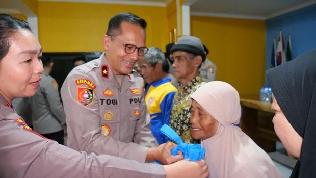 Sespimma Polri 76 Salurkan Bansos untuk Warga di Bandung Barat