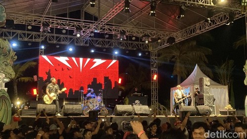 Penampilan Superman Is Dead (SID) di penutupan acara LST Surfing and Music Festival 2026, di Nusa Lembongan, Senin (7/9/2026) malam. (Fatih Kudus Jaelani/detikBali).