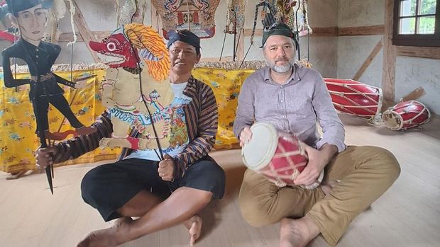 Sigit Susanto bikin pertunjukan wayang kuling di Bern, Swiss. Sigit Susanto bikin pertunjukan wayang kuling di Bern, Swiss.