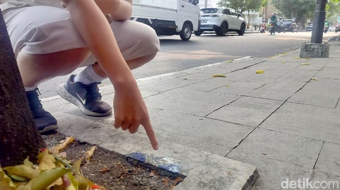 Sindiran Artistik Perajin untuk Jalan Berlubang di Kota Malang