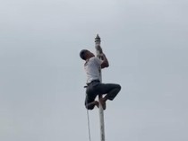 Siswa SMAN 1 Enrekang Panjat Tiang Saat Upacara gegara Tali Bendera Putus