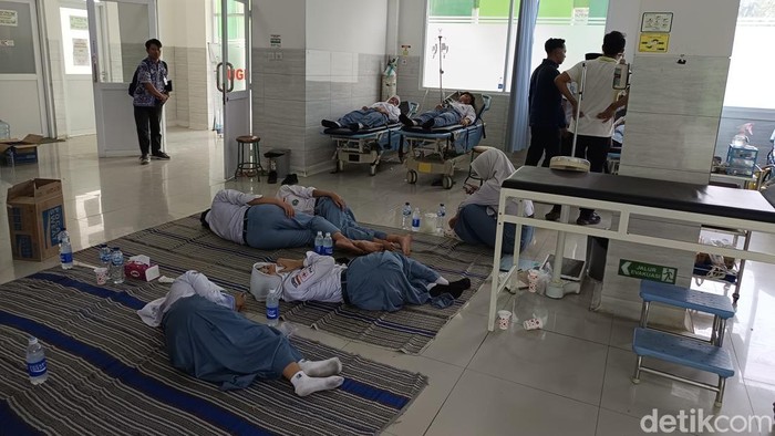 Siswa MAN 2 Rembang dirawat di Puskesmas Lasem usai diare massal, Selasa (8/9/2026)