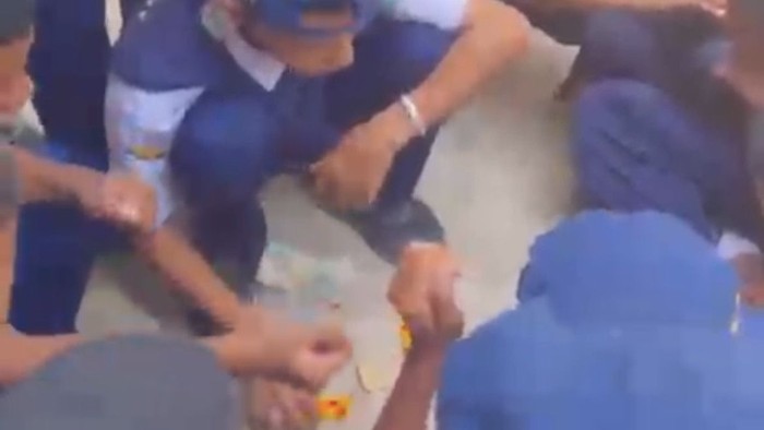 Siswa SMPN 2 Pinrang bermain judi domino di sekolah.