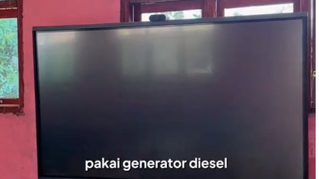 TV layar sentuh bantuan pemerintah untuk SDN Mboeng.