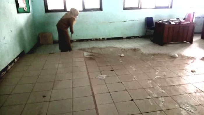 SMPN Larangan 4 di Desa Wlahar, Kecamatan Larangan, Brebes, terdampak abu vulkanik dari erupsi Gunung Anak Krakatau, Selasa (8/9/2026).