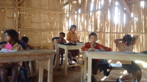 Suasana belajar siswa SDN Mboeng di Desa Kaju Wangi, Kecamatan Elar, Manggarai Timur, NTT. (Dok. guru SDN Mboeng, Selviana Lantik)