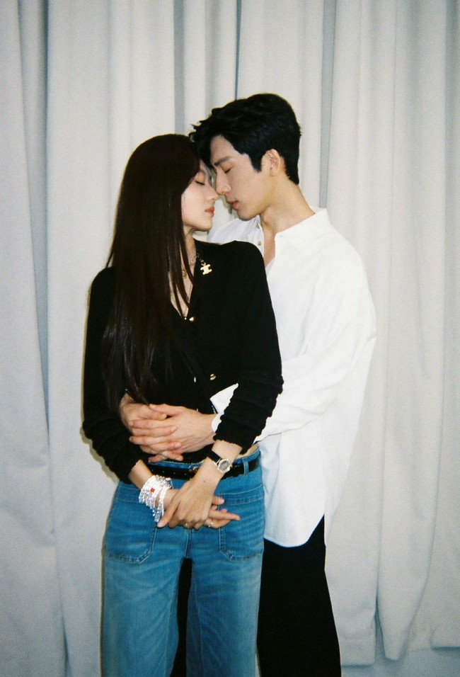 Dracin tersebut juga sukses karena adegan-adegan romantis Sun Qian bersama Jing Boran dianggap alami selayaknya pasangan kekasih sungguhan. Foto: Weibo