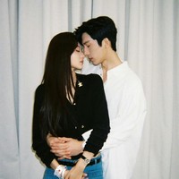 Dracin tersebut juga sukses karena adegan-adegan romantis Sun Qian bersama Jing Boran dianggap alami selayaknya pasangan kekasih sungguhan. Foto: Weibo