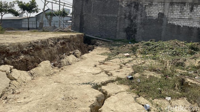 Ruko dan tanah di pinggir Sungai Juana tepatnya Desa Purworejo Kecamatan Pati mengalami amblas, Selasa (8/9/2026).