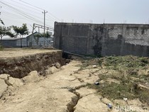 Sungai Juana Pati Mengering Picu Tanah Rengkah, 7 Ruko Rusak