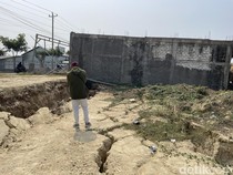 Video: Tanah Bergerak Akibat Sungai Juana Pati Mengering Bikin 7 Ruko Rusak