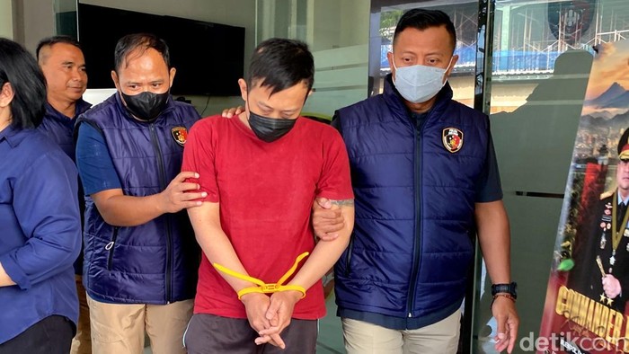 Taufik Hidaya saat keluar dari Gedung Tahti Polda Jabar.