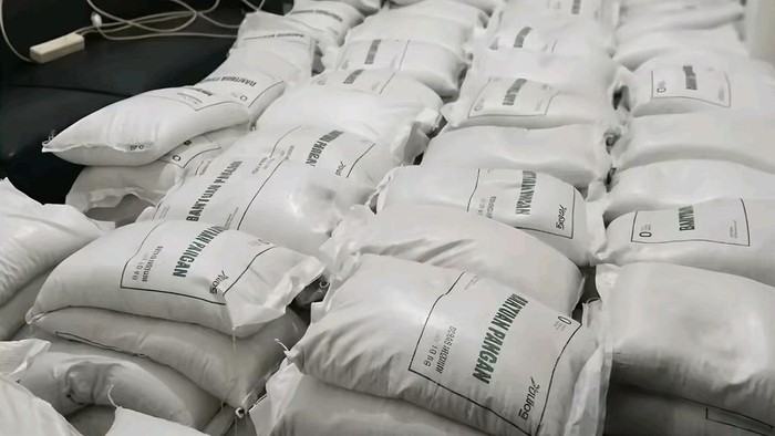 Temuan beras bantuan di rumah pengepul Cirebon