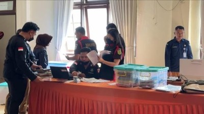 Video: Jaksa Geledah KPU Manggarai Barat Terkait Dugaan Korupsi Rp 28 M