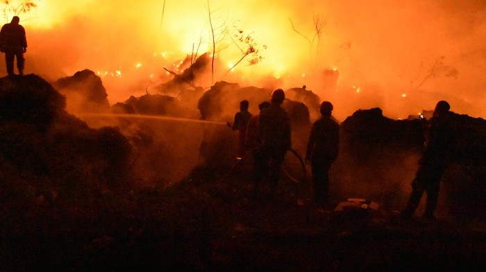 Petugas Badan Penanggulangan Bencana Daerah (BPBD) Kabupaten Bogor bersama personel SAR Polres Bogor berusaha memadamkan api yang membakar timbunan sampah di Tempat Pembuangan Akhir (TPA) Galuga, Bogor, Jawa Barat, Senin (7/9/2026). Sebanyak delapan unit mobil pemadam kebakaran dari Kota dan Kabupaten Bogor dikerahkan untuk memadamkan api yang bermula dari kawasan perkebunan di sekitar TPA Galuga. ANTARA FOTO/Arif Firmansyah