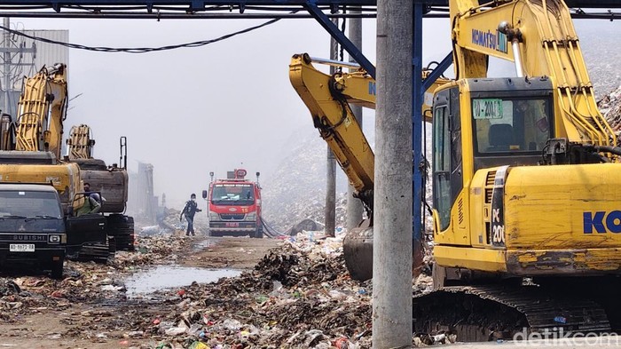 Pemadaman TPA Putri Cempo blok B , Selasa (8/9/2026).