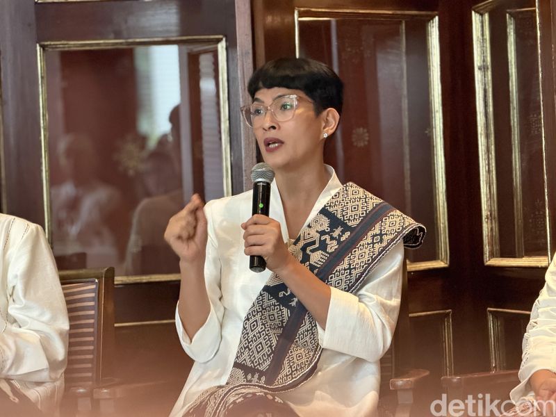 Umaratu dan Oscar Lawalata Culture Asha Smara Darra atau Oscar Lawalata bersama Oscar Lawalata Culture memperkenalkan Umaratu untuk perajin di NTT.