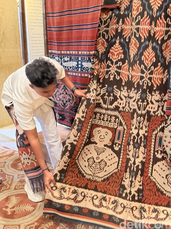 Asha Smara Darra atau Oscar Lawalata bersama Oscar Lawalata Culture memperkenalkan Umaratu untuk perajin di NTT.