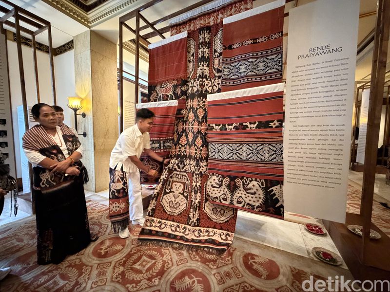 Asha Smara Darra atau Oscar Lawalata bersama Oscar Lawalata Culture memperkenalkan Umaratu untuk perajin di NTT.