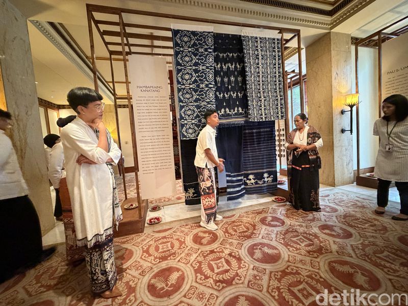 Umaratu dan Oscar Lawalata Culture Asha Smara Darra atau Oscar Lawalata bersama Oscar Lawalata Culture memperkenalkan Umaratu untuk perajin di NTT.