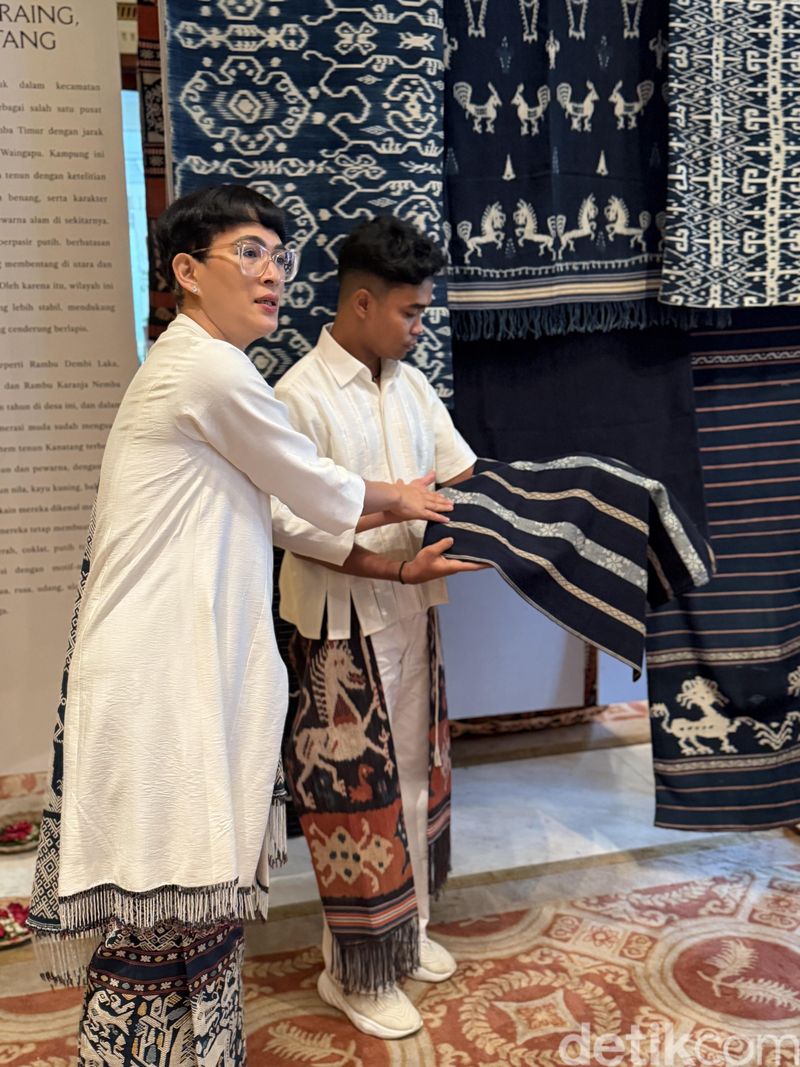 Umaratu dan Oscar Lawalata Culture Asha Smara Darra atau Oscar Lawalata bersama Oscar Lawalata Culture memperkenalkan Umaratu untuk perajin di NTT.