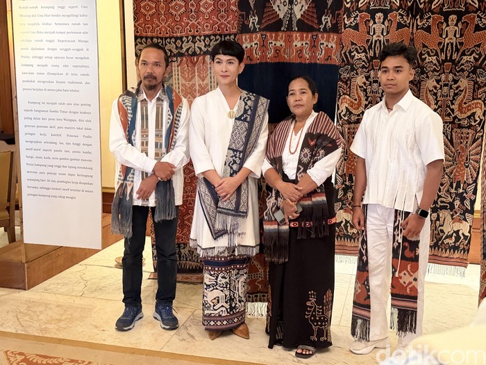 Asha Smara Darra atau Oscar Lawalata bersama Oscar Lawalata Culture memperkenalkan Umaratu untuk perajin di NTT.