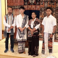 Cinta Tenun Sumba, Oscar Lawalata Bangun Rumah Budaya di NTT